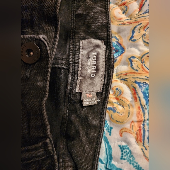 Torrid black jeans shorts - Picture 2 of 3